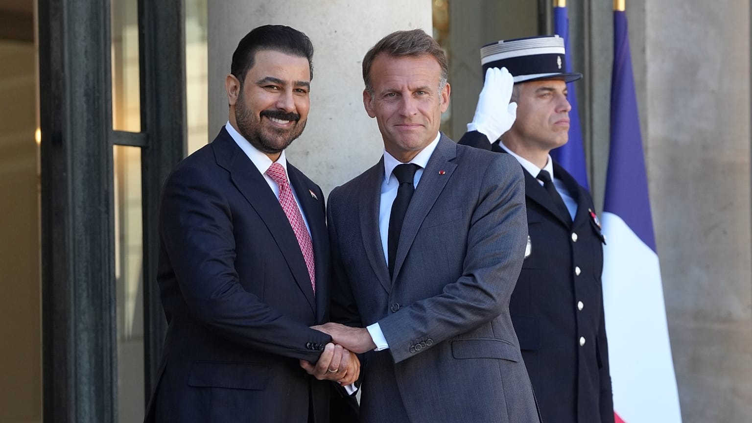 الرئيس الفرنسي إيمانويل ماكرون ورئيس الوزراء العراقي علي الزيدي