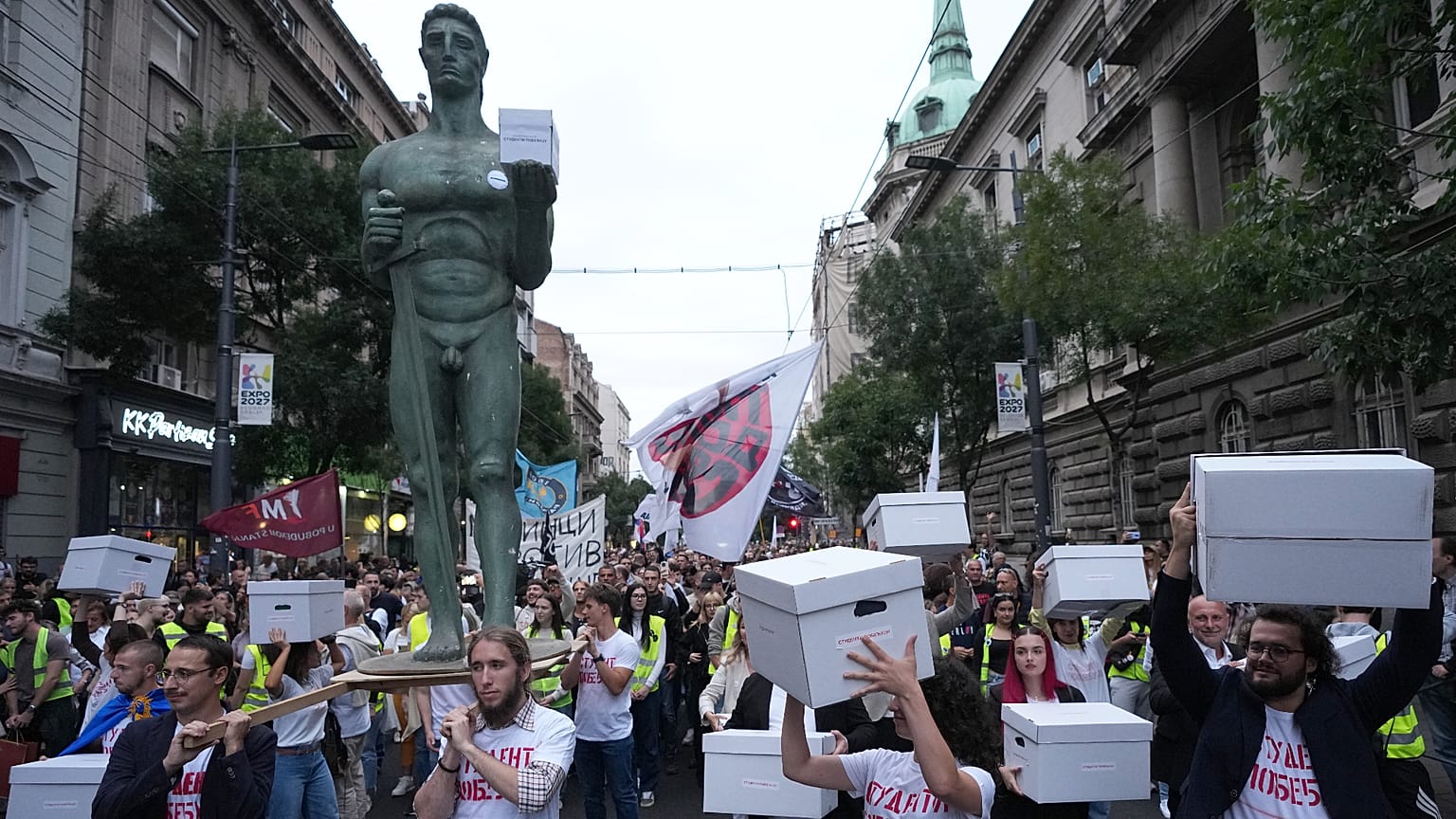 Siyasi adaylar, öğrenciler ve vatandaşlar, 'Öğrenci listesi - Öğrenciler kazanır' için imzaları, yaklaşan seçimlere katılmak üzere Cumhuriyet Seçim Komisyonuna götürüyor.