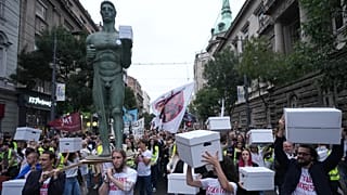 Politische Kandidaten, Studenten und Bürger bringen Unterschriften für die „Studentenliste – Studenten siegen“ zur Republikwahlkommission.