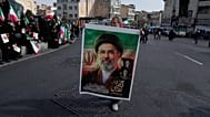 تصویری از مجتبی خامنه‌ای در دست یکی از هواداران جمهوری اسلامی