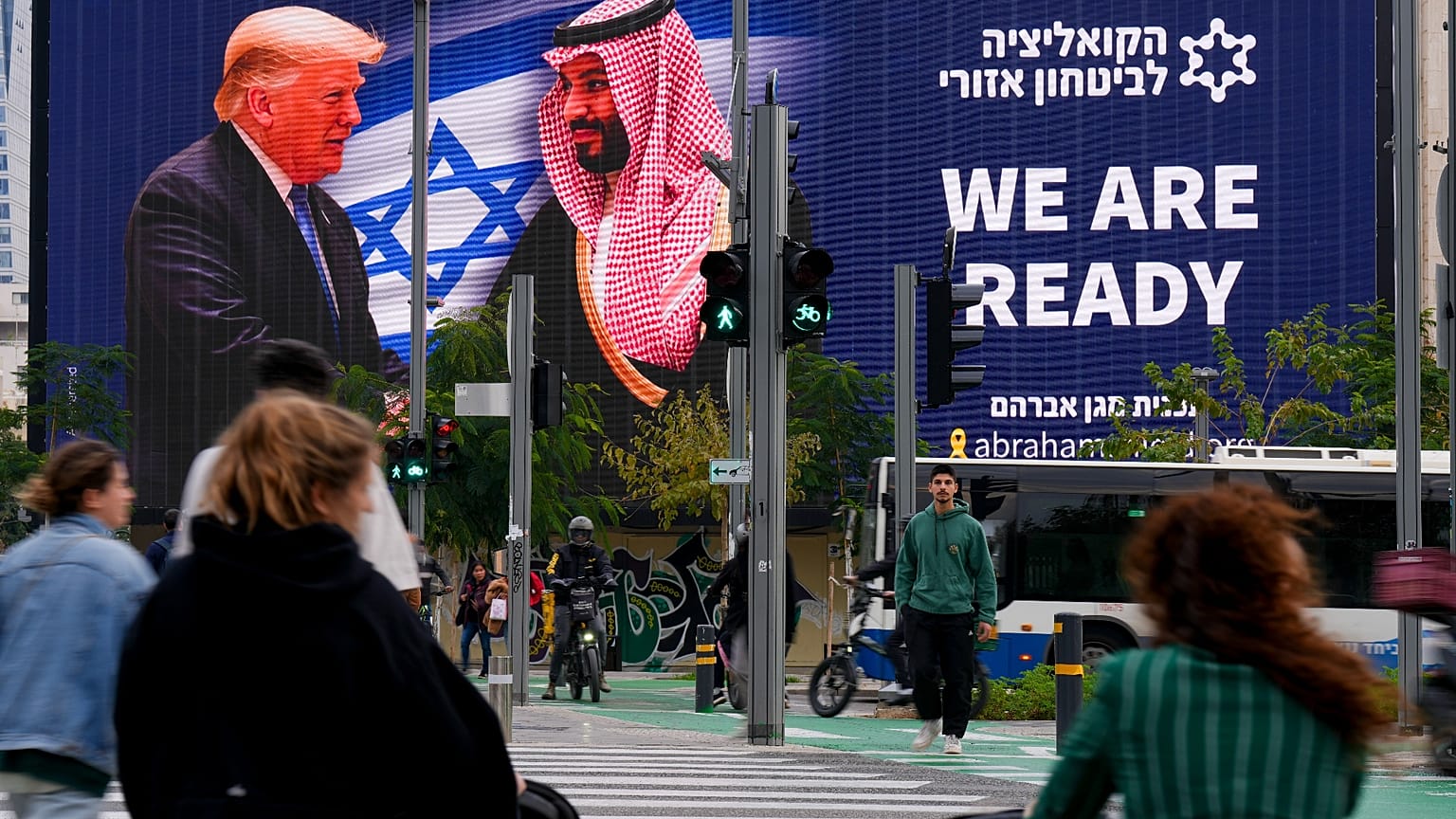 3 فبراير 2025: لوحة إعلانية إلكترونية في تل أبيب تشجّع على تطبيع العلاقات مع السعودية، تظهر الرئيس الأمريكي يصافح ولي العهد السعودي، مع عبارة "نحن مستعدون".