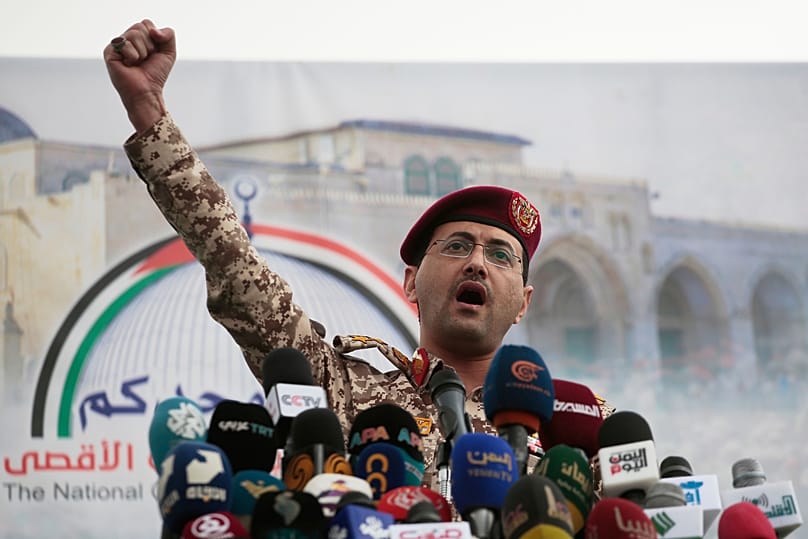 18 أبريل 2025: المتحدث العسكري الحوثي يحيى سريع يتحدث في مظاهرة ضد الولايات المتحدة وإسرائيل في صنعاء.
