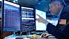 Ο trader Μάικλ Γκαλούτσι εργάζεται στο χρηματιστήριο της Νέας Υόρκης, τη Δευτέρα 14 Σεπτεμβρίου 2026.
