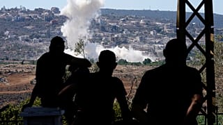 سكان من بلدة المنصوري يشاهدون الدخان يتصاعد جراء عملية تفجير نفذتها القوات الإسرائيلية ودمرت قريتهم، وذلك كما يظهر من بلدة الحنية في جنوب لبنان، يوم الجمعة 11 سبتمبر 2026.