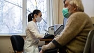 Иллюстрационное фото. Медицинский работник принимает пациента. Москва, Россия. 30 декабря 2020 года