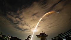 Ο πύραυλος Vega-C απογειώνεται από την ευρωπαϊκή διαστημική βάση του Κουρού, στη Γαλλική Γουιάνα, με τους δορυφόρους FLEX και Sentinel-3C στο φορτίο του.