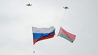 На дронах – государственные флаги России и Беларуси во время совместных российско-белорусских военных учений на полигоне под Борисовом, Беларусь, 15 сентября