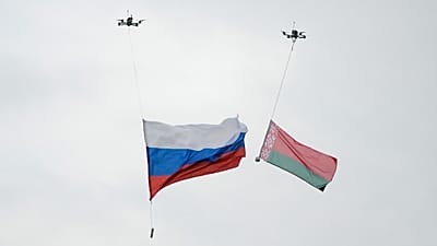 На дронах – государственные флаги России и Беларуси во время совместных российско-белорусских военных учений на полигоне под Борисовом, Беларусь, 15 сентября