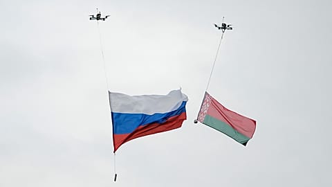 Drohnen tragen russische und belarussische Flaggen bei gemeinsamen Militärübungen auf einem Truppenübungsplatz nahe Baryssau in Belarus am 15. September.