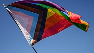 ARŞİV - İstanbul'da düzenlenen Onur Yürüyüşü'nde LGBTİ+ bayrağı taşınıyor, 30 Haziran 2024.