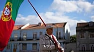 Homem com bandeira portuguesa em manifestação em Lisboa (Arquivo)