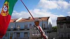 Homem com bandeira portuguesa em manifestação em Lisboa (Arquivo)