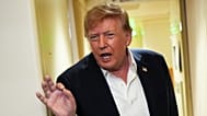 Архив. Президент Дональд Трамп на борту «Эйр Форс Уан» во время перелёта из Шеннона (Ирландия) на базу Эндрюс, 13 сентября 2026 года. (AP Photo/Julia Демари Никхинсон)