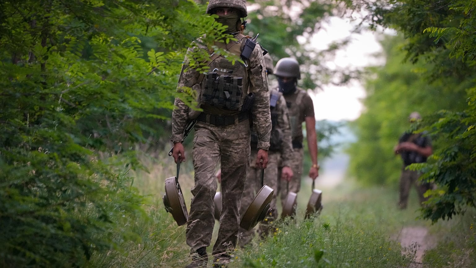 Militares de uma unidade de forças especiais ucraniana transportam minas anticarro / região de Donetsk, Ucrânia, 14 de junho de 2022
