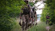 Militares de uma unidade de forças especiais ucraniana transportam minas anticarro / região de Donetsk, Ucrânia, 14 de junho de 2022