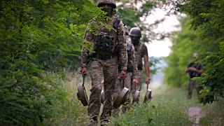 Солдаты украинского подразделения сил спецназа несут противотанковые мины / Донецкая область, Украина, 14 июня 2022 года. 
