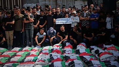 Les Palestiniens continuent d'extraire des corps des décombres à Gaza.