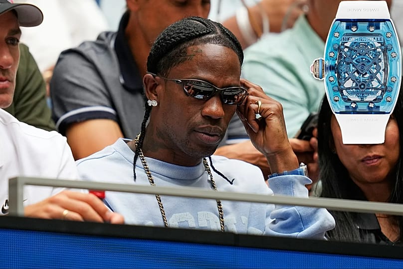 Van érzéke a játékhoz: a rapper Travis Scott egy 2 millió eurós RM-ben nézi Carlos Alcaraz Romain Safiullin elleni mérkőzését, 2026. augusztus 31.