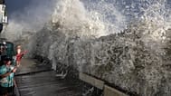 Eine hohe Welle überspült eine niedrige Ufermauer nahe Wohnhäusern in Long Beach, Kalifornien, am Sonntag, 6. September 2026.