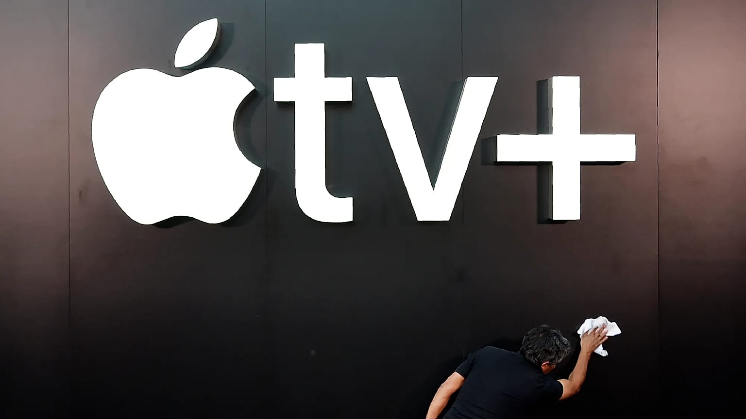 21 Ekim 2019 Pazartesi günü Los Angeles'taki Regency Village Theatre'da düzenlenen "See" adlı internet dizisinin galası öncesinde Apple TV+ logosu görünüyor