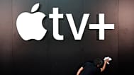 21 Ekim 2019 Pazartesi günü Los Angeles'taki Regency Village Theatre'da düzenlenen "See" adlı internet dizisinin galası öncesinde Apple TV+ logosu görünüyor