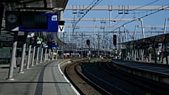 Πολλά δρομολόγια τρένων ακυρώθηκαν, καθώς η σιδηροδρομική κυκλοφορία διαταράχθηκε σε ορισμένες κεντρικές περιοχές της Ολλανδίας.