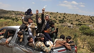 يحتفل المدنيون اليمنيون أثناء ركوبهم في الجزء الخلفي من شاحنة صغيرة في منطقة بني مطر باليمن، السبت 12 سبتمبر 2026،