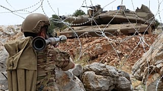 9 يونيو 2023: جندي لبناني يوجّه قاذفة صواريخ نحو دبابة ميركافا إسرائيلية في تلال كفرشوبا المتنازع عليها جنوب لبنان.