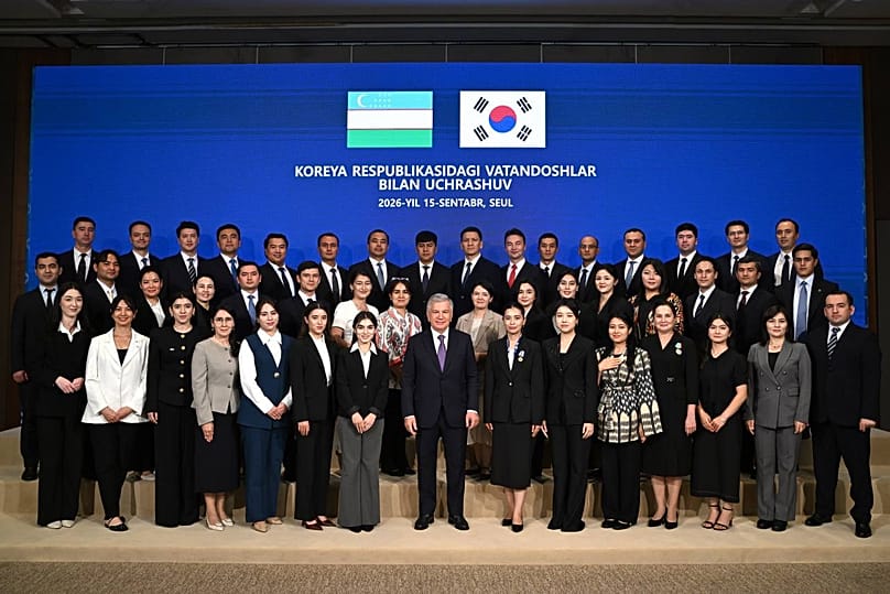 Uzbek President Shavkat Mirziyoyev meets members of the Uzbek community living and working in South Korea