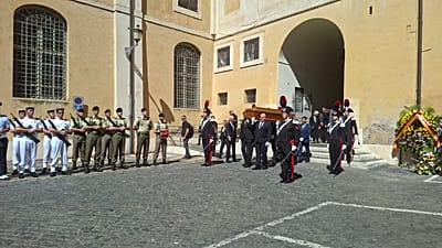 Le cercueil d'Emma Bonino après la cérémonie laïque à Rome