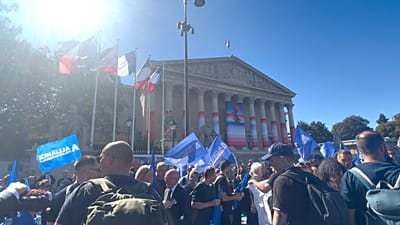 Des policiers manifestent devant l'assemblée nationale à Paris le 15 septembre 2026