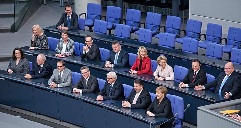 Die damalige Bundesfamilienministerin Schwesig unter Bundeskanzlerin Angela Merkel (CDU) im Bundestag, Dezember 2013