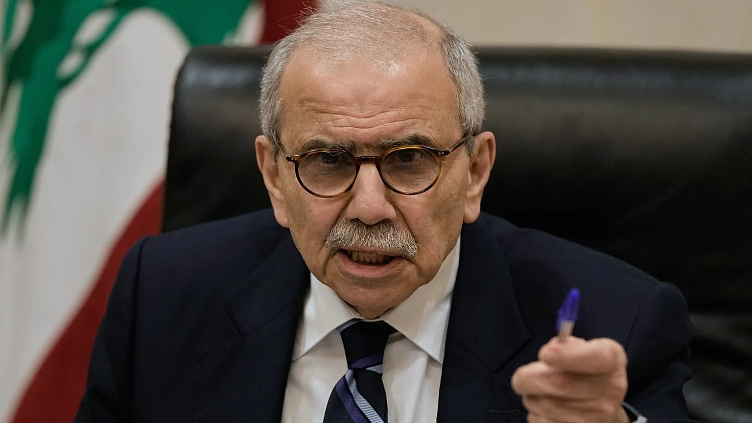 رئيس الوزراء اللبناني نواف سلام يتحدث للصحافيين في السراي الحكومي ببيروت، 3 ديسمبر 2025.