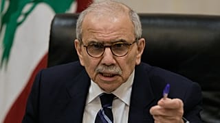 رئيس الوزراء اللبناني نواف سلام يتحدث للصحافيين في السراي الحكومي ببيروت، 3 ديسمبر 2025.