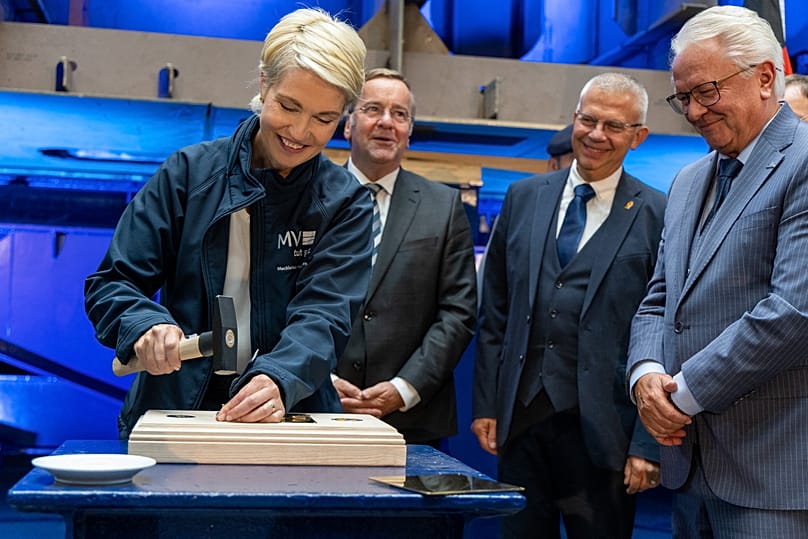 MInisterpräsidentin Manuela Schwesig (SPD) beim befestigen der Glücksmünzen, Wolgast 14.09.2026