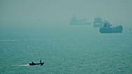 Navi commerciali all'ancora nello stretto di Hormuz, al largo di Bandar Abbas, Iran, 7 settembre 2026.