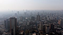 Un épais nuage de fumée recouvre Asunción, au Paraguay, vendredi 18 février 2022, en raison d'incendies dans le nord de l'Argentine et le sud du Paraguay.