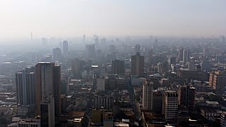 يخيّم ضباب كثيف من الدخان فوق مدينة أسونسيون في باراغواي، يوم الجمعة 18 فبراير 2022، بسبب حرائق في شمال الأرجنتين وجنوب باراغواي.