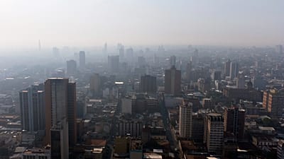 Una densa nube de humo se cierne sobre Asunción, Paraguay, el viernes 18 de febrero de 2022, debido a incendios en el norte de Argentina y el sur de Paraguay.