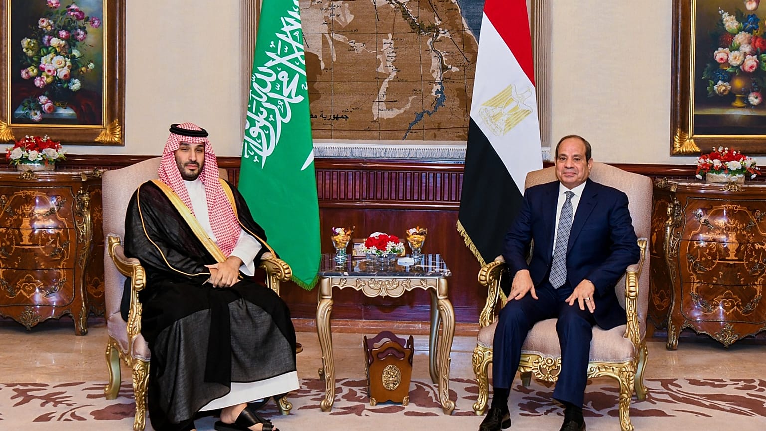 في هذه الصورة التي وفرها المكتب الإعلامي للرئاسة المصرية، يظهر الرئيس المصري عبد الفتاح السيسي (يمين) وولي العهد السعودي الأمير محمد بن سلمان وهما يجلسان لالتقاط صورة في القصر
