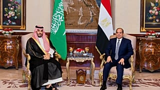 في هذه الصورة التي وفرها المكتب الإعلامي للرئاسة المصرية، يظهر الرئيس المصري عبد الفتاح السيسي (يمين) وولي العهد السعودي الأمير محمد بن سلمان وهما يجلسان لالتقاط صورة في القصر