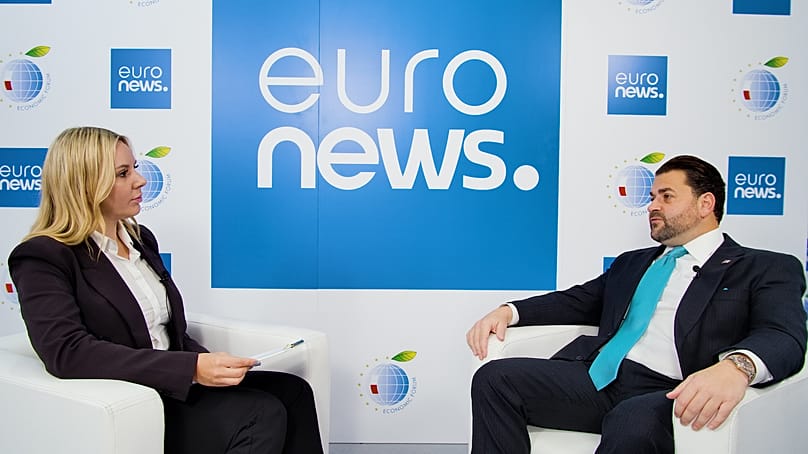 Nick Adams e Agata Todorow durante a conversa no programa “12 minutos” da Euronews 