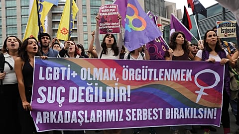 LGBTİ+ hakları savunucuları, polis İstanbul'da basın toplantısı yapmalarını engelledikten sonra adliye önünde pankart ve bayraklar taşıdı.