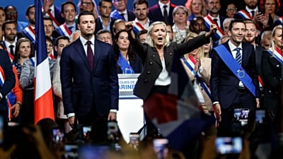 La líder de la ultraderecha francesa Marine Le Pen saluda al público al final de su mitin político, el 13 de septiembre de 2026 en Henin-Beaumont, en el norte de Francia.