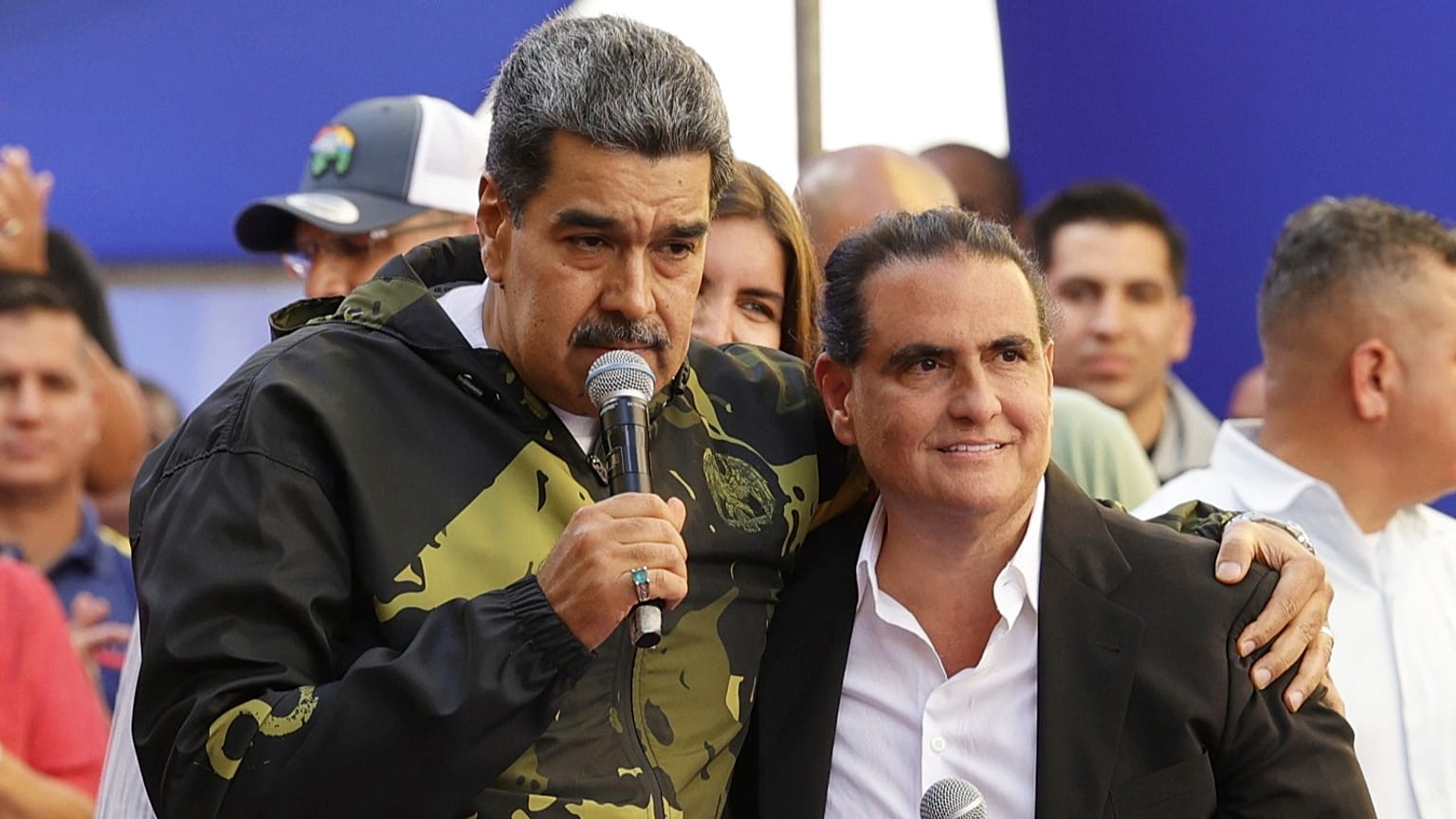 ARCHIVO - El presidente de Venezuela, Nicolás Maduro (izquierda), y Alex Saab aparecen juntos en Caracas, Venezuela, el 23 de enero de 2024.