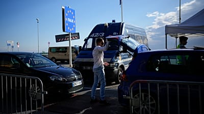 Γάλλοι συνοριοφύλακες ελέγχουν το πορτμπαγκάζ αυτοκινήτου που μπαίνει στη Γαλλία από την Ιταλία, στο πέρασμα Μεντόν, Κυριακή 13 Νοεμβρίου 2022
