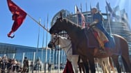 Polscy husarze przed Parlamentem Europejskim w Strasburgu