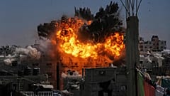 Une explosion se produit après une frappe aérienne israélienne à Gaza, mercredi 9 septembre 2026
