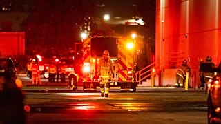 Rettungskräfte arbeiten an der Unglücksstelle, nachdem in Chatsworth in Los Angeles nahe einem Busunfall ein Hubschrauber abstürzte, 15. September 2026.(AP Photo/Ethan Swope)