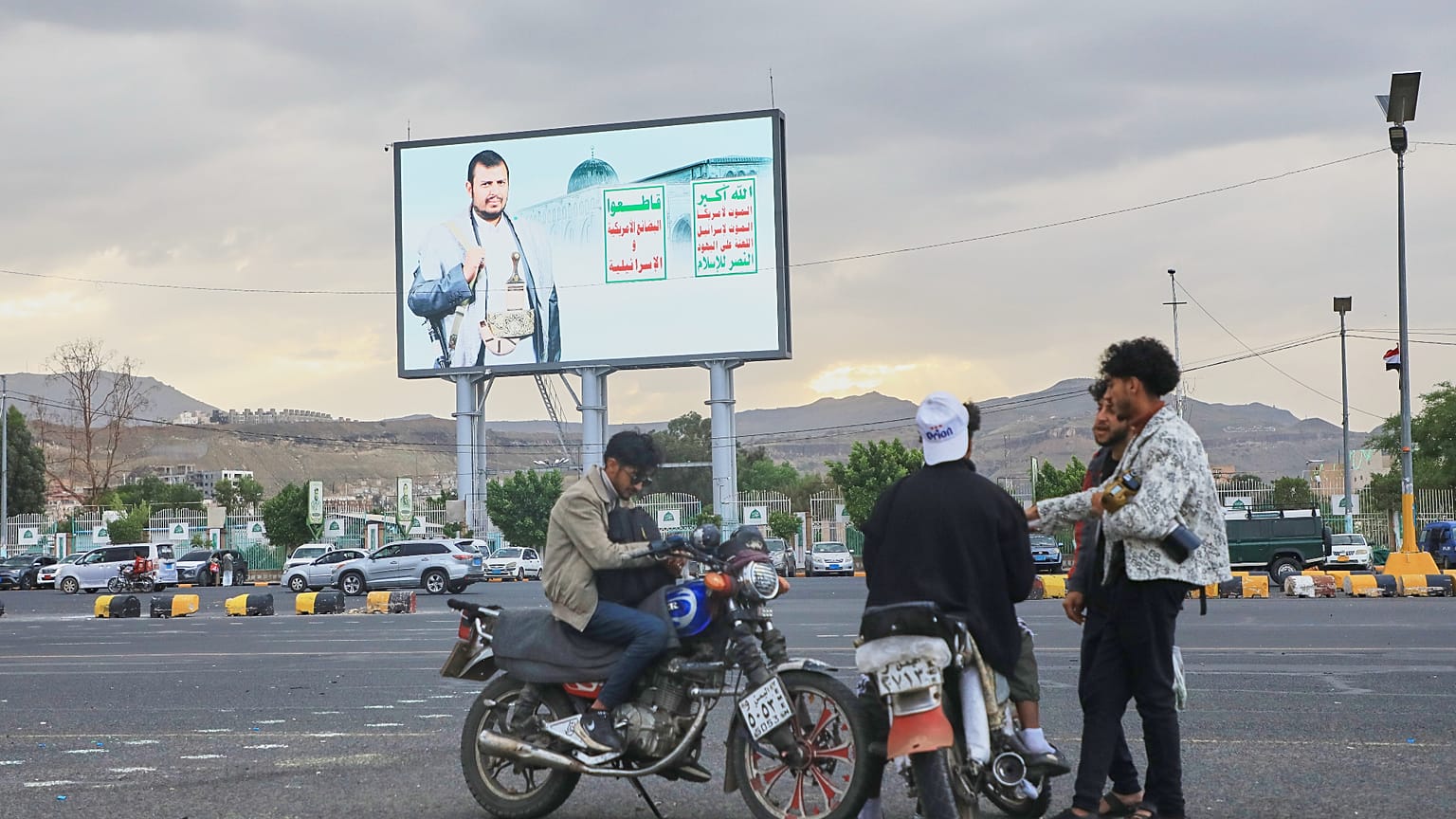 شباب يتجمعون أسفل لوحة إعلانية تحمل صورة زعيم الحوثيين عبد الملك الحوثي في ​​صنعاء، اليمن، يوم الثلاثاء، 15 سبتمبر 2026. (صورة أسوشيتد برس/ أسامة عبد الرحمن)